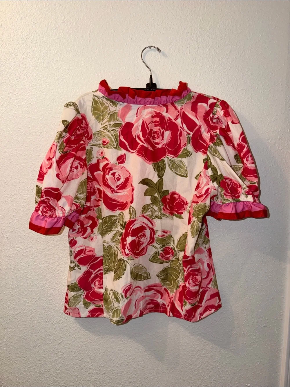 Floral Print Short Puff Sleeve Ruffle Detail V-Neck Top. - Picture 5 of 6